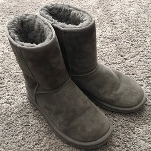 Grey shirt Uggs